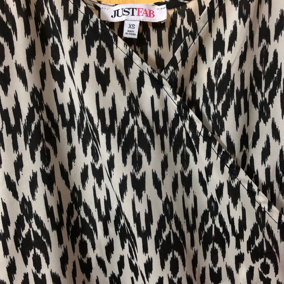 NWOT JustFab black/white print Sleeveless top - Picture 2 of 2